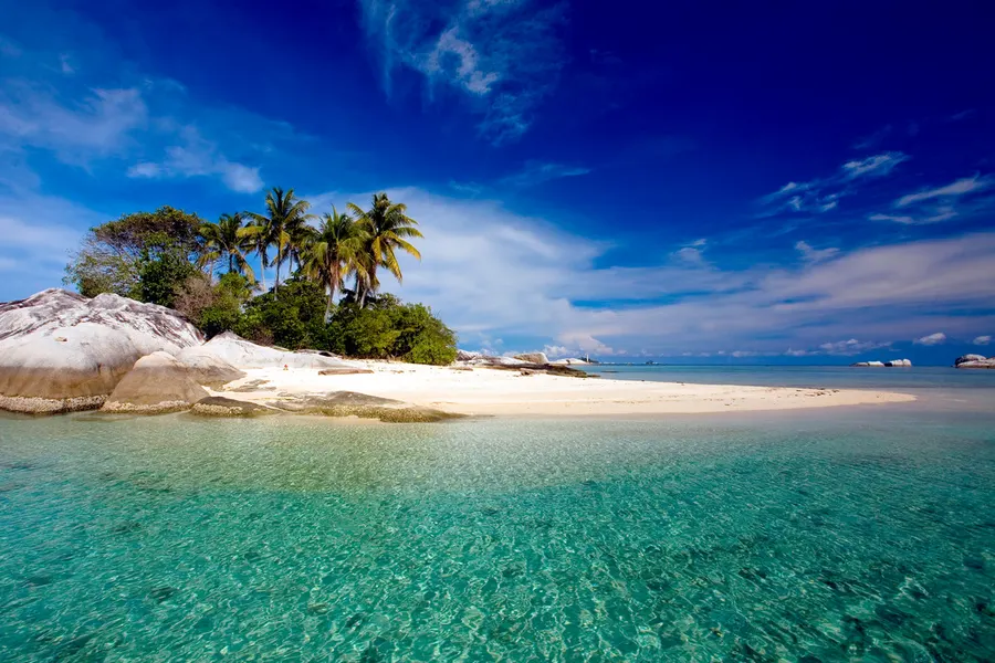 Island Hopping di Perairan Toska