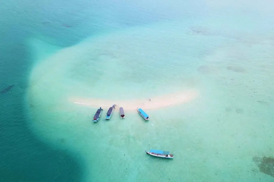 Sandbar Terpencil & Snorkeling