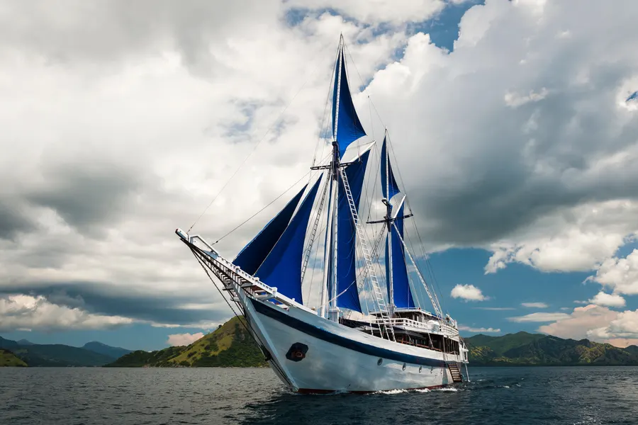 Private Luxury Phinisi Sailing